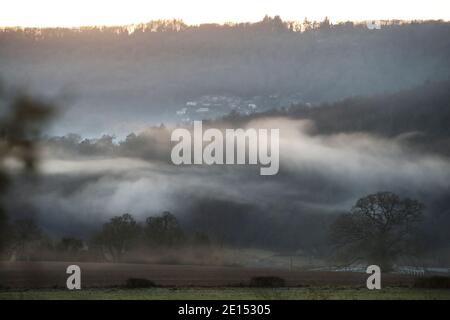 Le nebbie invernali pendono nell'aria al Bigswir Bridge, nella Wye Valley che confina con l'Inghilterra e il Galles. Foto Stock