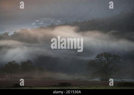 Le nebbie invernali pendono nell'aria al Bigswir Bridge, nella Wye Valley che confina con l'Inghilterra e il Galles. Foto Stock