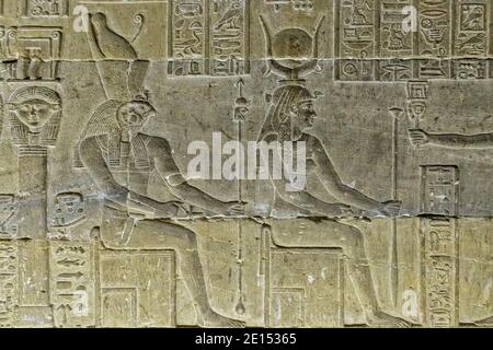 Rilievi ben conservati all'interno delle cripte sotterranee del Tempio di Hathor in Il complesso del tempio di Dendera Foto Stock