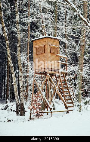 sedile alto nella stagione invernale, paesaggio innevato Foto Stock