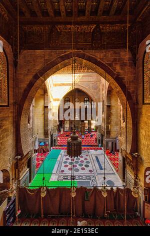 Vista del qibla iwan nel complesso della moschea madrasa Del sultano al-Ghuri al Cairo Foto Stock