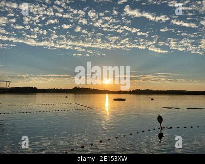 Tramonto sul lago di Pfaeffikon con alcune nuvole il cielo Foto Stock