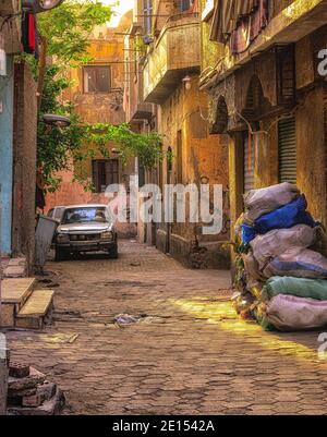 Strada laterale fuori al-Muizz strada nel Khan El Khalili Mercato vicino alla porta di Bab al-Futuh Foto Stock