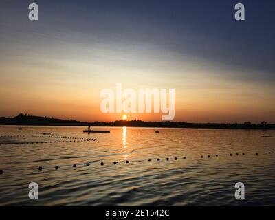 Tramonto colorato sul lago di Pfaeffikon nel cantone Di Zurigo Foto Stock