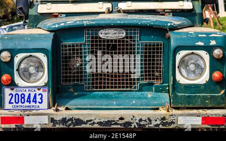 Dettagli della griglia anteriore di una Landrover d'epoca Foto Stock