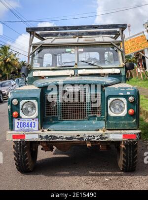 Vintage Landrover sul lato di una strada in campagna Costa Rica Foto Stock