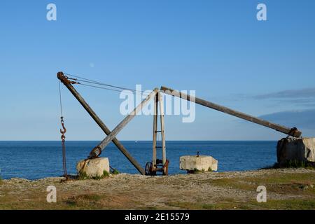 Vecchia gru di legno usata per trasportare la pietra arriata sull'isola di Portland, Dorset Foto Stock