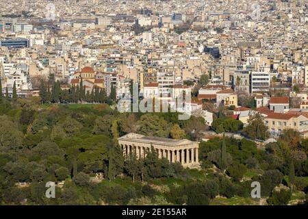 Atene - Dicembre 2019: Vista del Tempio di Efesto con Atene sullo sfondo Foto Stock