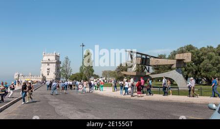 Lisbona, Portogallo - 7 maggio 2018: Turisti a piedi accanto al Fairey III-D Aircraft, replica del primo aereo che ha fatto la prima traversata del Sout Foto Stock