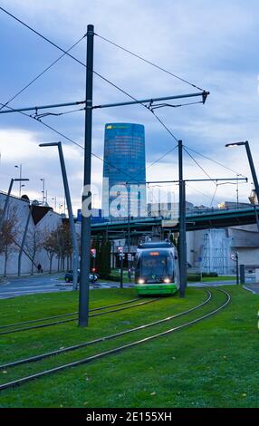 Il tram di Bilbao e la Torre Iberdrola sullo sfondo, a Bilbao, Bizkaia, Pais Vasco, Spagna, Europa Foto Stock