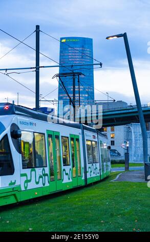 Il tram di Bilbao e la Torre Iberdrola sullo sfondo, a Bilbao, Bizkaia, Pais Vasco, Spagna, Europa Foto Stock