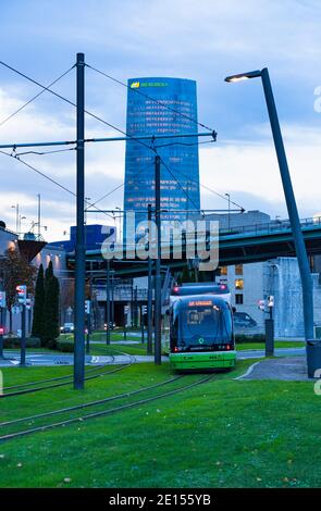 Il tram di Bilbao e la Torre Iberdrola sullo sfondo, a Bilbao, Bizkaia, Pais Vasco, Spagna, Europa Foto Stock