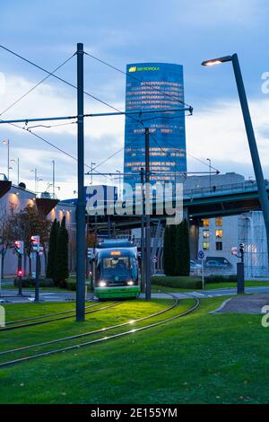 Il tram di Bilbao e la Torre Iberdrola sullo sfondo, a Bilbao, Bizkaia, Pais Vasco, Spagna, Europa Foto Stock