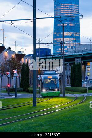 Il tram di Bilbao e la Torre Iberdrola sullo sfondo, a Bilbao, Bizkaia, Pais Vasco, Spagna, Europa Foto Stock