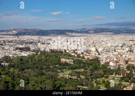 Atene - Dicembre 2019: Vista della città dall'Acropoli con il Tempio di Efesto Foto Stock