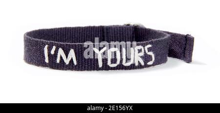 Bracciale in tessuto con frase d'amore di ed by Ellen fashion Linea di Ellen Degeneres fotografata su sfondo bianco Foto Stock
