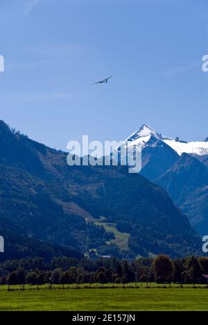 Un aliante (velivolo) sorvola l'aeroporto di Zell am See, un popolare villaggio turistico sulle Alpi austriache. Foto Stock