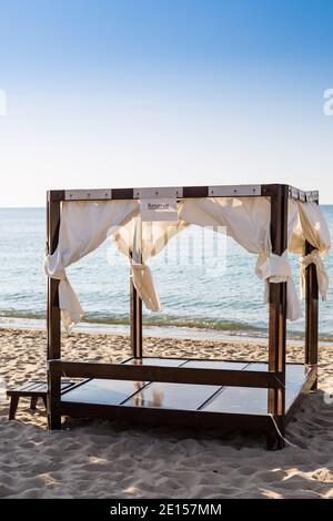 Canopie bianche su una spiaggia Foto Stock