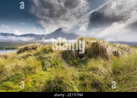 Guardando verso il monte Croagh Patrick, un importante luogo di pellegrinaggio cattolico irlandese, da Bertra Beach, County Mayo, Irlanda Foto Stock