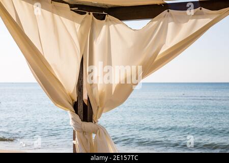 Canopie bianche su una spiaggia Foto Stock