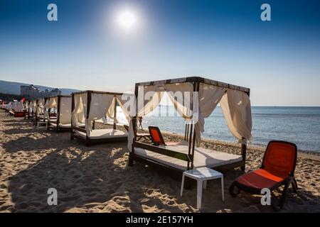 Canopie bianche su una spiaggia Foto Stock