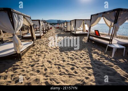 Canopie bianche su una spiaggia Foto Stock