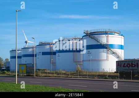 Stoccaggio di carburante in un'area commerciale nel porto di Magdeburgo Foto Stock