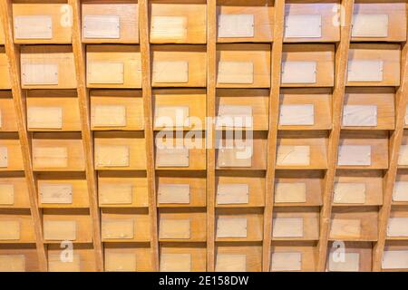 Vecchia scatola di catalogo di lime vintage con molti cassetti di indice di legno in archivio libreria Foto Stock