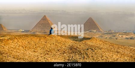 Il complesso della Piramide di Giza all'alba Foto Stock