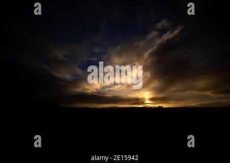 Cieli scuri e luce solare Foto Stock