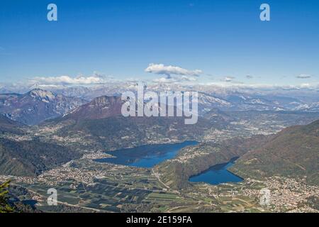 Dalla cima del Pizzo di Levico si può Godetevi UNA magnifica vista della Valsugana con il Caldonazzo Lago e Lago di Levico Foto Stock