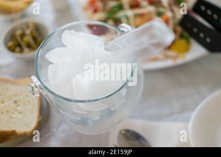 Secchio di ghiaccio sul tavolo da cucina Foto Stock