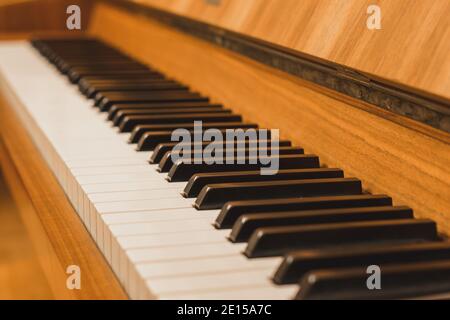 piano - vista ravvicinata del pianoforte bianco e nero tasti Foto Stock