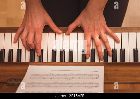 pianista che suona il pianoforte, vista ravvicinata di mani e tasti, vista dall'alto Foto Stock