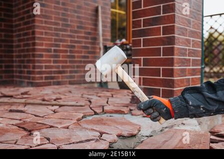 Piastrelle di pietra arenaria - granito pezzi di forme diverse e. dimensioni per decorazione Foto Stock