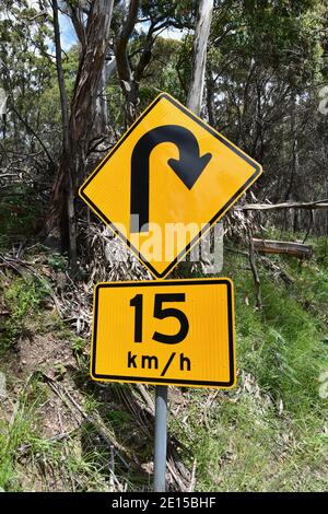 Un cartello stradale sulla Via Alpina nella neve Montagne dell'Australia Foto Stock