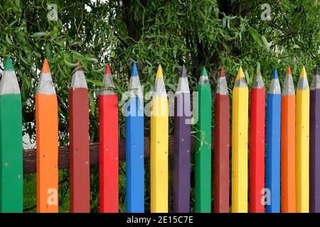 Recinzione colorata di matite recinzione in legno giardino Foto Stock