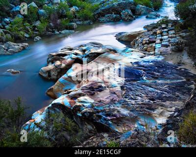 Esposizione a lungo termine del torrente di montagna Hozgarganta a Jimena, Andalusia, Spagna