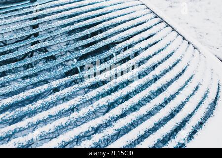 Riscaldamento del lunotto della vettura in brina inverno - la neve si scioglie dalla finestra riscaldamento elettrico Foto Stock