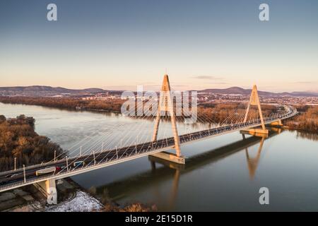 Foto aerea del ponte Megyeri sul Danubio Foto Stock