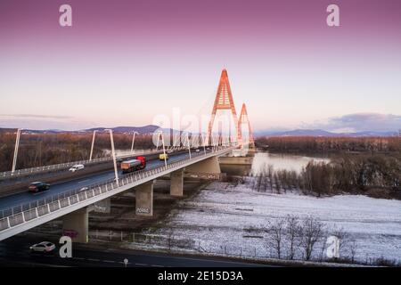 Foto aerea del ponte Megyeri sul Danubio Foto Stock