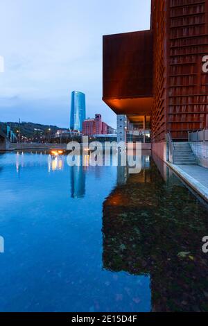 Palazzo Euskalduna sulla Ria del Nervion e la Torre Iberdrola sullo sfondo, a Bilbao, Bizkaia, Pais Vasco, Spagna, Europa Foto Stock