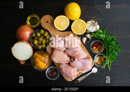Pollo marocchino al limone d'oliva ingredienti: Cosce di pollo, olive, limoni e altri ingredienti crudi Foto Stock