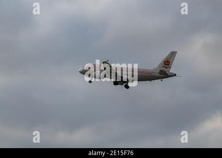 Montreal, Quebec/ Canada - 11/29/2020 : Air Canada A320 con livrea retrò TCA (Trans Canadian Airline), lasciando Montreal dopo il decollo. Foto Stock