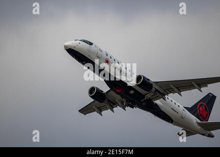 Montreal, Quebec/ Canada - 11/29/2020 : Embraer E175 di Air Canada con nuova livrea bianca e nera, lasciando l'aeroporto internazionale di Montreal. Aeroporto. Foto Stock