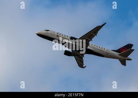 Montreal, Quebec/ Canada - 11/29/2020 : Embraer E175 di Air Canada con nuova livrea bianca e nera, lasciando l'aeroporto internazionale di Montreal. Aeroporto. Foto Stock