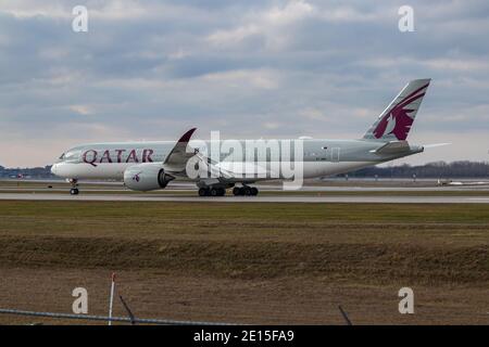 Montreal, Quebec/Canada - 11/29/2020 : Qatar A350 atterra a Montreal. Foto Stock