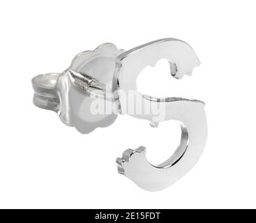 Orecchini in alfabeto argento disegnati da Wendy Brandes fotografati su un sfondo bianco Foto Stock