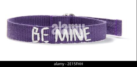 Bracciale in tessuto con frase d'amore di ed by Ellen fashion Linea di Ellen Degeneres fotografata su sfondo bianco Foto Stock