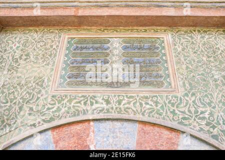 Testo arabo (tarih) sulla parete della moschea Foto Stock